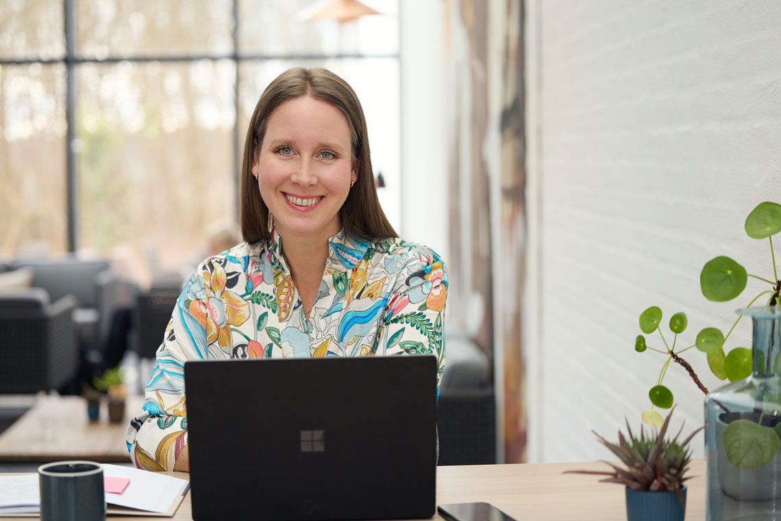 ida hertz sidder foran en computer
